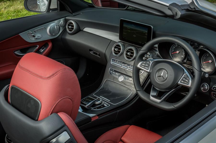 Интерьер Mercedes-Benz C220 d AMG Line Cabriolet 2016 года  (UK) (фото 26 из 29)